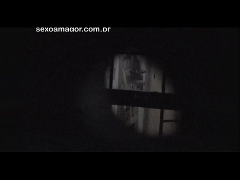 ❤️ Lourinho é filmado secretamente por um voyeur de bairro escondido atrás de tijolos ocos Sexo vídeo em nós ❌❤