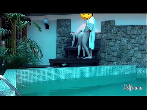 ❤️ Chefe convida criada para a piscina, mas não conseguiu resistir a um Sexo vídeo em nós ❌❤